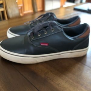 Levi’s Boys casual sneakers size 5Y